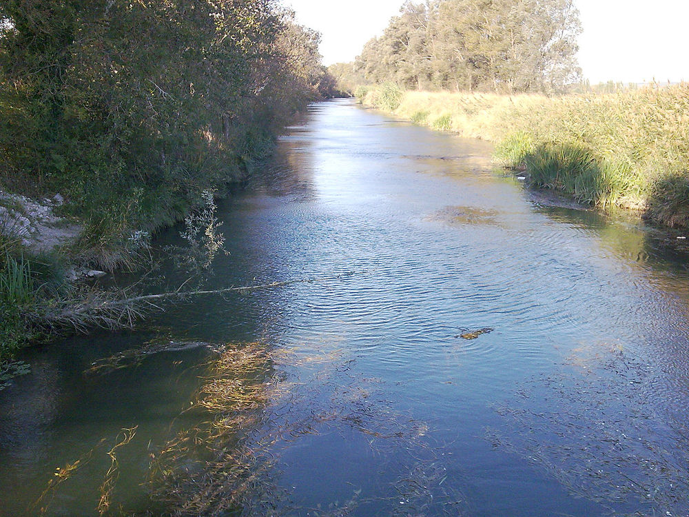 Canal de la vallée de baux